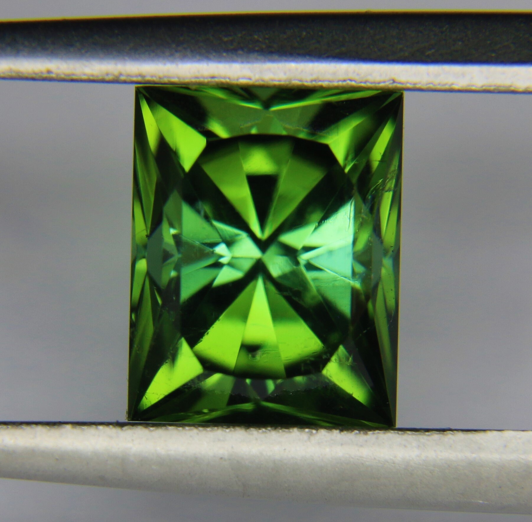 エメラルドのドロップ5ピースで2.64ct