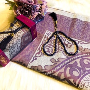 Mihrab Taffeta Gift Boxed Ottoman Prayer Rug with Tasbih Large Prayer Mat / Janamaz Size: 120 x 70 cm Made in Turkey Purple