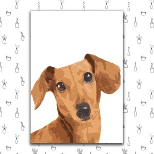 Pode incluir: Um cão salsicha marrom e bege com a cabeça inclinada para o lado, olhando diretamente para o espectador. As orelhas do cão estão erguidas e seu nariz é pontudo.