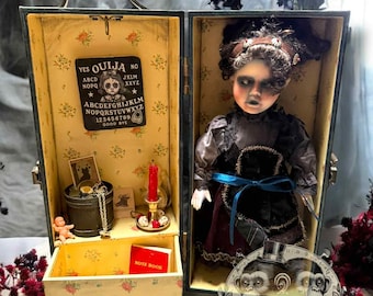Agatha 12&quot; OOAK poupée horreur boîte hantée en bois bibelots bizarrerie effrayant effrayant idée cadeau Halloween poupée vintage planche Ouija porte-bonheur