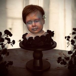 Conozca a Jane, busto de muñeca de porcelana, exhibición, espíritu positivo, embrujado, paranormal, rareza, bruja, embrujado, infectado, aterrador, espeluznante, poseído, espécimen 1122