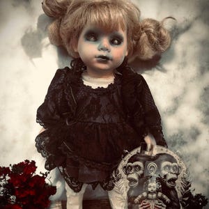 Muñeca embrujada Brittani de porcelana de 33 cm, zombi, espíritu embrujado, paranormal, espeluznante, poseída, rareza positiva, idea de regalo, espécimen sobrenatural 1205