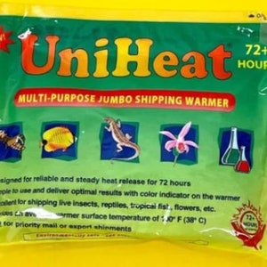 Pode incluir: Um aquecedor de envio multiuso jumbo UniHeat verde e amarelo. A embalagem apresenta o texto "UniHeat" em laranja e amarelo, com as palavras "72+ HOURS" e "BEST 05062023". A embalagem tem ilustra&ccedil;&otilde;es de um inseto, peixe, lagarto, flor e b&eacute;queres.