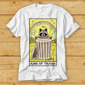Camiseta con la carta del tarot del mapache del rey de la basura, película de culto, camiseta retro vintage con música 2367