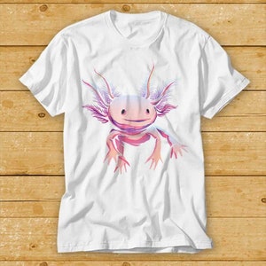 Könnte beinhalten: Weißes T-Shirt mit einer bunten Illustration eines Axolotls, einer Salamanderart, mit einem lächelnden Gesicht.