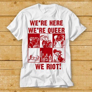 Gay Vi Är Här Queer Riot Punk Lesbisk Stolt Pride T-shirt Kultfilm Bästsäljare Musik Topp T-shirt 2410