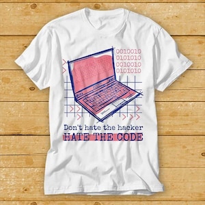 Könnte beinhalten: Weißes T-Shirt mit einer blauen und pinkfarbenen Grafik eines Laptops mit Binärcode und dem Text "Don't hate the hacker HATE THE CODE".
