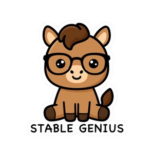 Pode incluir: Um cavalo de desenho animado marrom usando óculos pretos e um sorriso. O cavalo tem uma crina e cauda marrom escuras. O texto "STABLE GENIUS" está impresso em preto na parte inferior da imagem.