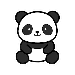 Può includere: Un adesivo di un panda dei cartoni animati. Il panda è seduto con le braccia e le gambe arrotondate. Ha orecchie, occhi e arti neri, con viso e corpo bianchi. Il panda ha una bocca piccola e sorridente.