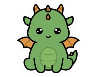 Puede incluir: Una linda pegatina de dragón verde con una expresión amigable. El dragón tiene alas, cuernos y cola naranjas. La pegatina está delineada en negro y tiene un fondo blanco.