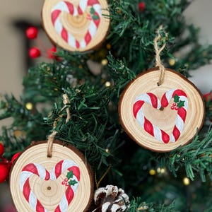Handbemalte Holzscheibe Zuckerstange Herz Ornament | Holzscheibe Ornament | Weihnachtsgeschenk | vorhanden | Weihnachtsdekor