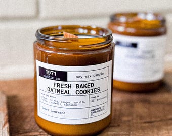 Może przedstawiać: Świeca z wosku sojowego w przezroczystym szklanym słoiku z drewnianym knotem. Etykieta głosi "FRESH BAKED OATMEAL COOKIES" z nutami zapachowymi. Ręcznie robiona w Shelbyville, IL, na wszystkie okazje.