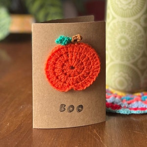 Carte de vœux et enveloppe | faite à la main | Kraft brun | d’Halloween | de citrouille au crochet | gothique BOO imprimé à la main!