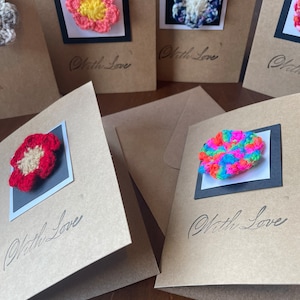 Carte de vœux et enveloppe CUSTOM faite à la main | Kraft brun | Fête des mères | Broche de fleurs au crochet détachable | Carte vierge |