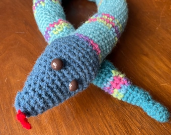 Crochet Serpent Jouet Peluche Bleu Violet Vert Rayures Faites à la main Jouets Rétro Amigurumi