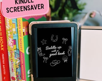 海岸沿いのカウガール風Kindleスクリーンセーバー（デジタルダウンロード）｜読書好きのためのKindleロック画面｜居心地の良い電子書籍リーダー用壁紙