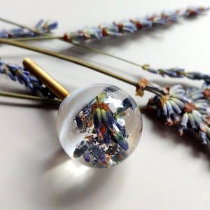 Pequeño pomo de resina de cristal para muebles con lavanda seca: tirador de cajón hecho a mano de estilo botánico.