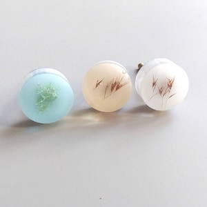 Small white furniture knobs with dried plants, Round handles for cozy interiors, Handmade drawer pull for elegant  kitchen cabinet