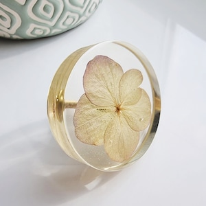 Floral knobs with green hydrangea petals, Furniture handles for home dresser, Drawer pulls with dry flowers