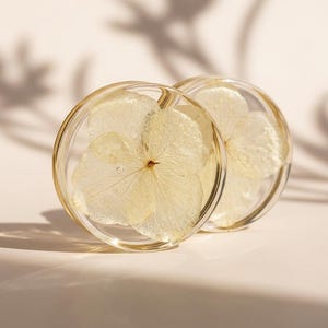 Bouton fleur d'hortensia : résine transparente et laiton