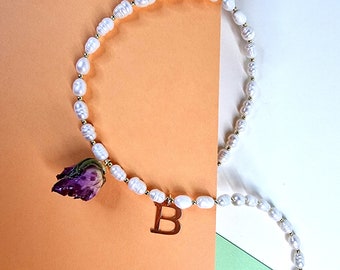 Collier personnalisé avec de vrais bijoux en fleurs, pendentif plaqué or avec lettre de nom romantique, bijoux élégants en perles de riz blanc boho rose