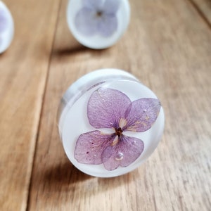 Floral Resin Knobs with Real Hydrangea Petals – Handmade Furniture Pulls for Nature-Inspired Interiors