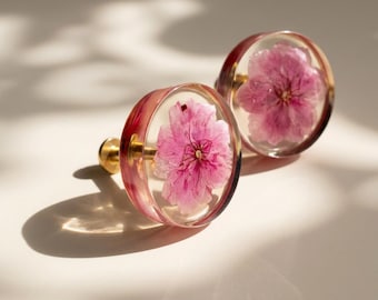 Kirschblüten-Kunstharzknopf: Messingakzent, getrocknete rosa Blütenblätter, Möbel-Makeover-Detail