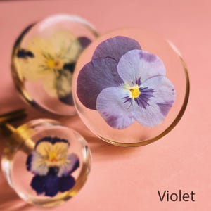 Maniglie per cassetti in resina a forma di veri fiori di viola del pensiero: pomelli per mobili in ottone con dettagli decorativi