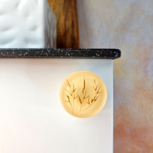 Knauf aus Resin mit getrockneten Grashalmen: Botanischer Möbelgriff