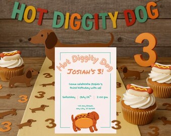 以下が含まれることがあります： 「ホット・ディギティ・ドッグ」をテーマにした誕生日のパーティーシーン。画像には、バナー、ホットドッグのトッピングが付いたカップケーキ、招待状が写っています。招待状はジョサイアの3歳の誕生日用で、日付と時間が記載されています。