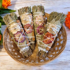 Atado de limpieza de humo de primavera con varitas de romero, canela, hojas de laurel y flores secas.