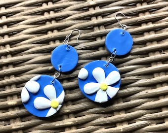 デイジーイヤリング、手作り粘土イヤリング、彼女への贈り物、ポリマー粘土イヤリング