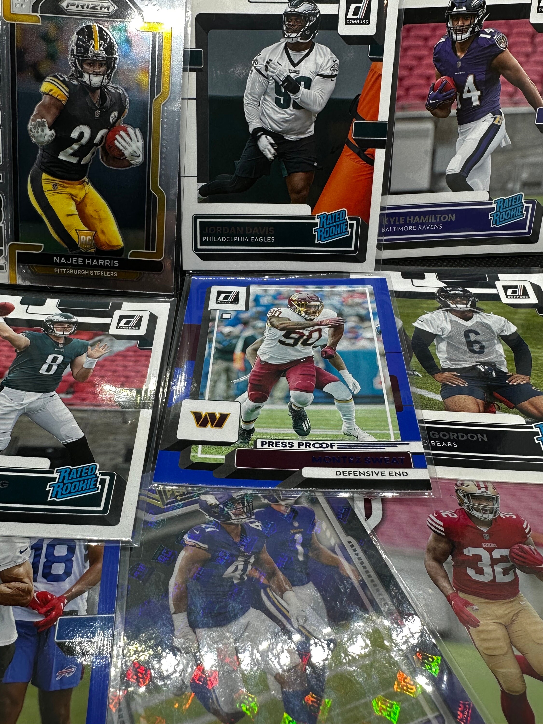 THE HOBBY Box Football 8 Packs, 1 Graded Card, 4 Hits 1 Autograph & 1