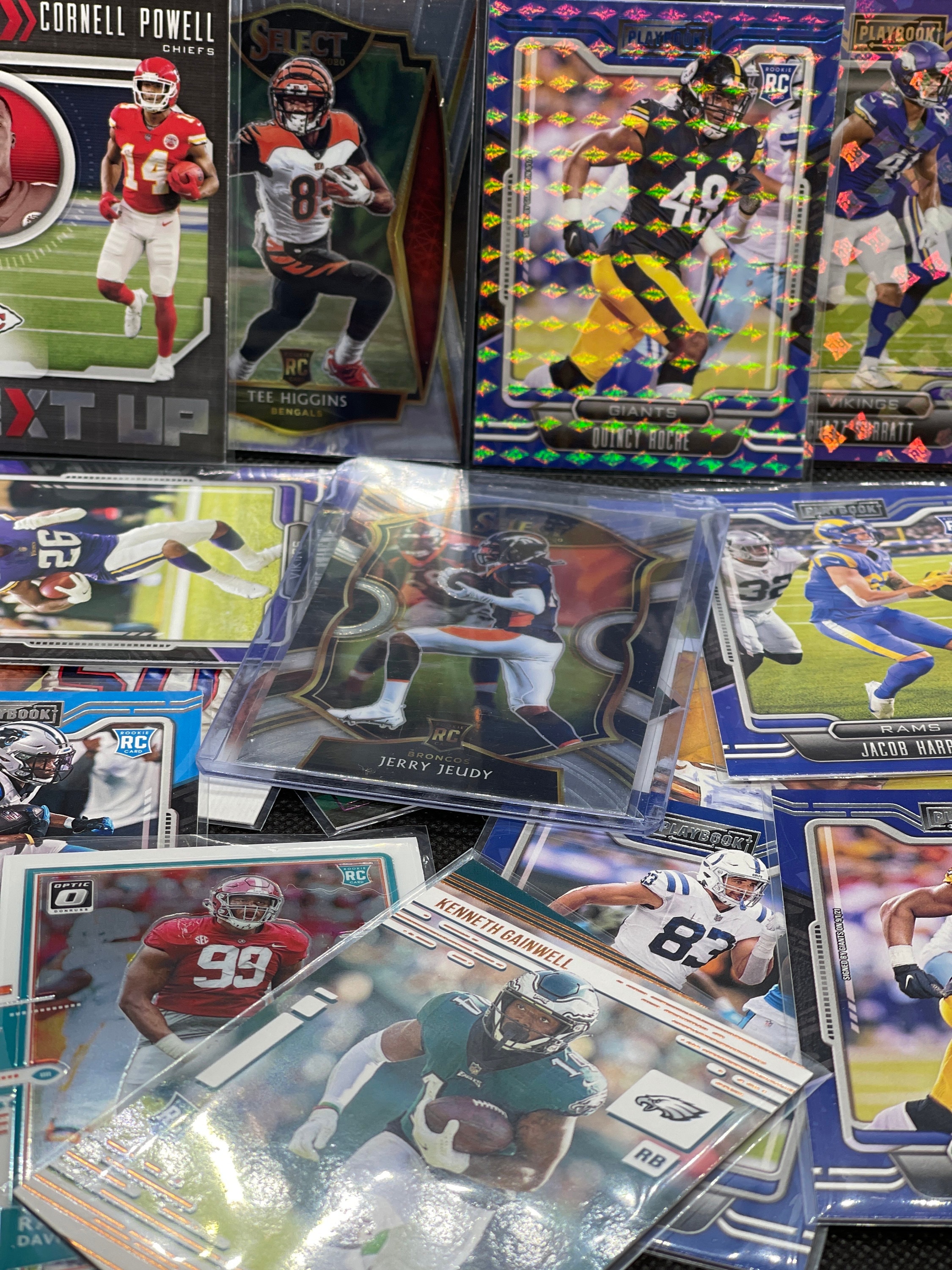THE HOBBY Box Football 8 Packs, 1 Graded Card, 4 Hits 1 Autograph & 1