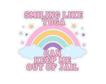 Peut inclure: Un autocollant rose avec un arc-en-ciel et des nuages. Le texte sur l'autocollant dit "Sourire comme le yoga peut me garder hors de prison."