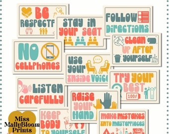 Könnte beinhalten: Ein Satz von 10 Klassenzimmer-Regelplakaten im Retro-Stil der 70er Jahre. Die Poster zeigen farbenfrohe Illustrationen und fetten Text. Die Regeln beinhalten "Sei respektvoll", "Bleib auf deinem Platz", "Folge den Anweisungen", "Keine Handys", "Benutze deine innere Stimme", "Hör genau zu", "Melde dich", "Halte deinen Körper für dich", "Räume nach dir auf" und "Gib dein Bestes".