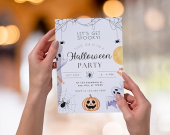 Peut inclure: Une invitation à une fête d'Halloween. La carte, tenue par des mains, présente un design effrayant avec des araignées, des fantômes et une citrouille. Le texte comprend "Let's Get Spooky!" et les détails de la fête.