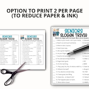 K&ouml;nnte beinhalten: Ein druckbares Seniors Slogan Trivia Spielblatt mit siebzehn Markenslogans zum Zuordnen. Das Dokument enth&auml;lt eine Kopfzeile mit Zeichentrickfiguren von Senioren, eine Liste von Slogans und eine Liste von Marken. Ein schwarzer Stift und eine Schere.