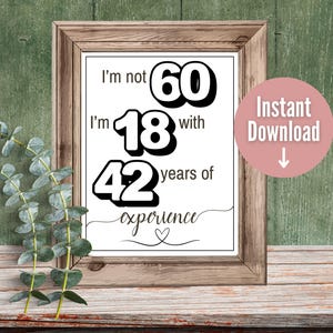 Placa engraçada de aniversário de 60 anos, pôster de festa de aniversário de 60 anos, não tenho 60 anos, tenho 18 e 42 anos de experiência, folheto de aniversário para impressão