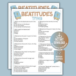 Può includere: Un foglio di gioco a quiz intitolato Beatitudes Trivia con illustrazioni di bibbie blu negli angoli superiori. Il documento contiene quattordici domande a scelta multipla sui versetti biblici, con un badge circolare che riporta la scritta Instant Download.