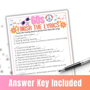 K&ouml;nnte beinhalten: Ein bedruckbares Spielblatt zum Thema 60er Jahre mit dem Titel "Finish the Lyrics". Das Blatt enth&auml;lt Songtexte mit L&uuml;cken zum Ausf&uuml;llen, verziert mit Blumen, Noten und Friedenszeichen. Ein schwarzer Stift liegt auf dem Blatt.