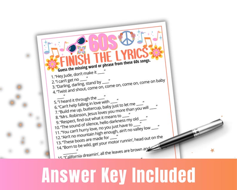 K&ouml;nnte beinhalten: Ein bedruckbares Spielblatt zum Thema 60er Jahre mit dem Titel "Finish the Lyrics". Das Blatt enth&auml;lt Songtexte mit L&uuml;cken zum Ausf&uuml;llen, verziert mit Blumen, Noten und Friedenszeichen. Ein schwarzer Stift liegt auf dem Blatt.