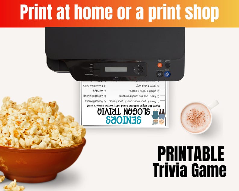 K&ouml;nnte beinhalten: Ein schwarzer Drucker gibt ein Seniors Slogan Trivia Spielblatt aus, begleitet von einer braunen Sch&uuml;ssel mit Popcorn und einer wei&szlig;en Tasse mit einem hellbraunen Getr&auml;nk. Der Text lautet Print at home or a print shop und Printable Trivia Game.
