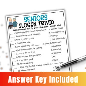 K&ouml;nnte beinhalten: Ein gedrucktes Seniors Slogan Trivia Spielblatt mit einer Karikatur eines &auml;lteren Paares, einer Liste von zw&ouml;lf Slogans zum Zuordnen zu Marken und einem schwarzen Kugelschreiber auf dem Papier. Der Text Answer Key Included steht unten.
