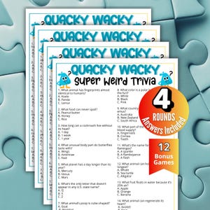 Puede incluir: Un montón de tarjetas de juego "Quacky Wacky Super Weird Trivia". Cada tarjeta presenta preguntas de trivia con respuestas de opción múltiple. Una pegatina circular indica "4 Rounds Answers Included" y "12 Bonus Games". El fondo es un rompecabezas.