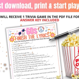 K&ouml;nnte beinhalten: Ein Quizspielblatt mit dem Text "Finish the Lyrics" aus 60er-Jahre-Songs, ein Stift und ein Beh&auml;lter mit Popcorn. Das Spielblatt enth&auml;lt Songtitel mit L&uuml;cken zum Ausf&uuml;llen der fehlenden Texte. Der Popcornbeh&auml;lter hat rot-wei&szlig;e Streifen.