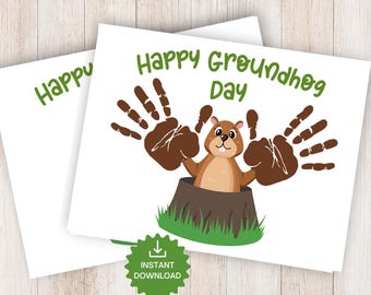 Peut inclure: Carte imprimable avec un tamia brun qui sort d'une souche d'arbre. La carte dit "Joyeux Jour de la Marmotte" avec deux empreintes de mains brunes de chaque côté du texte.