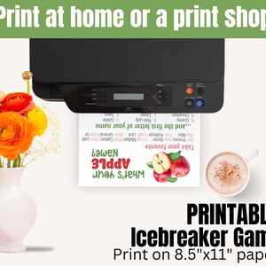 Op de afbeelding: Printbaar ijsbrekerspel met een appelthema. Het spel vraagt ​​spelers om hun favoriete fruit te nemen en vervolgens de eerste letter van hun naam. Het spel wordt afgedrukt op papier van 8,5" x 11".