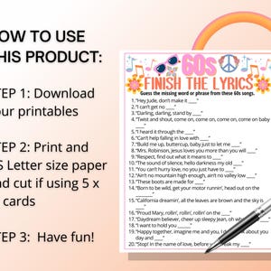 K&ouml;nnte beinhalten: Ein druckbares Spiel zum Thema 60er Jahre mit dem Titel "Finish the Lyrics". Das Spiel enth&auml;lt Songtexte mit fehlenden W&ouml;rtern. Anweisungen zum Herunterladen, Drucken auf A4-Papier und Zuschneiden auf 12,7 x 17,8 cm Karten sind enthalten. Ein Stift ist ebenfalls im Bild.