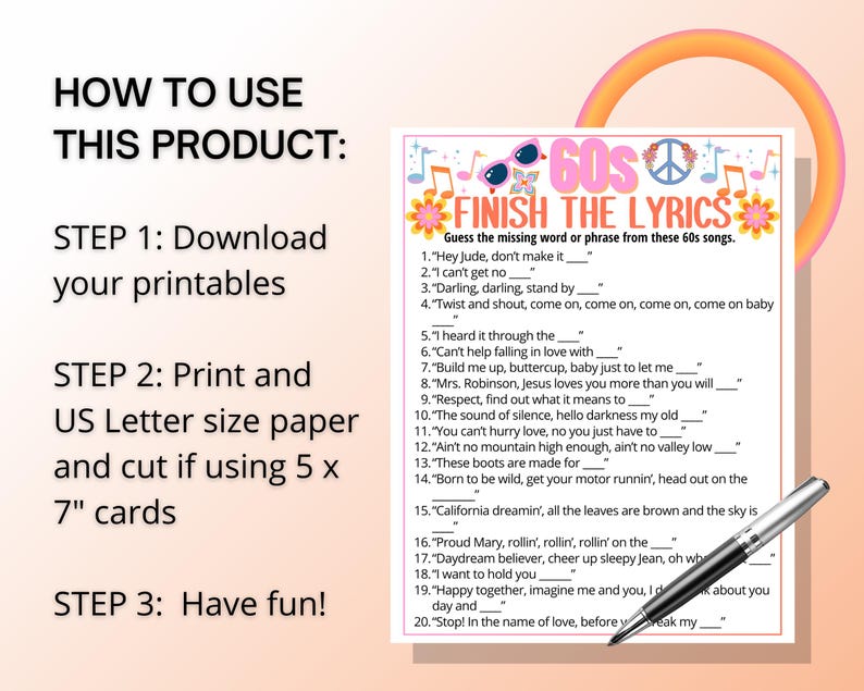 K&ouml;nnte beinhalten: Ein druckbares Spiel zum Thema 60er Jahre mit dem Titel "Finish the Lyrics". Das Spiel enth&auml;lt Songtexte mit fehlenden W&ouml;rtern. Anweisungen zum Herunterladen, Drucken auf A4-Papier und Zuschneiden auf 12,7 x 17,8 cm Karten sind enthalten. Ein Stift ist ebenfalls im Bild.